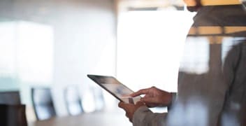 Persona che utilizza un dispositivo tablet